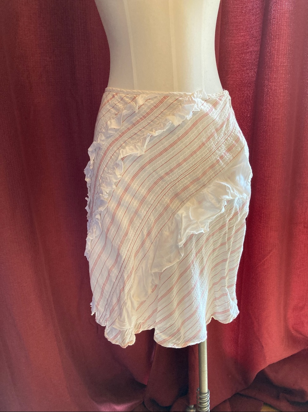 FREE PEOPLE ☮️ women’s skirt, size 2, white/red striped.